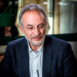 Stefano Mancuso, botanico, accademico e saggista italiano che insegna arboricoltura generale e etologia vegetale all’Università di Firenze